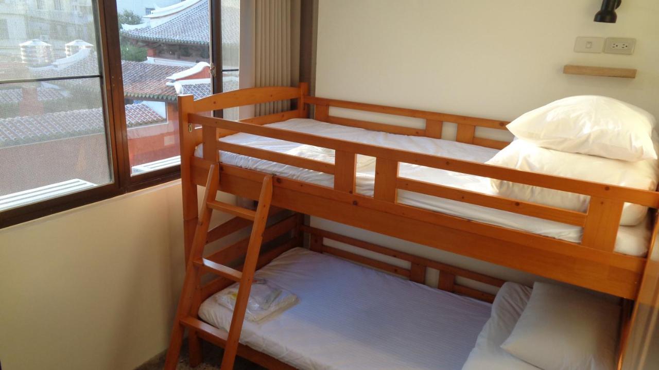 Temple Side Hostel Tainan Luaran gambar